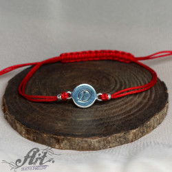 Гривна с червен конец и сребърна буква "Д" B-5028